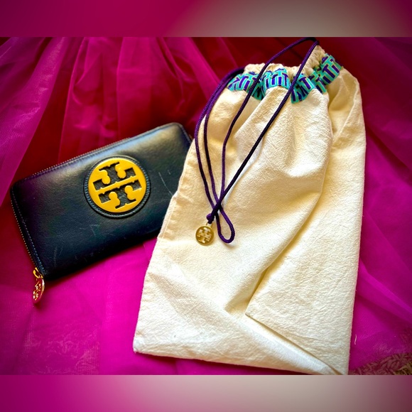 Tory Burch Black and Gold Wallet with Cream Pouch - Picture 1 of 7